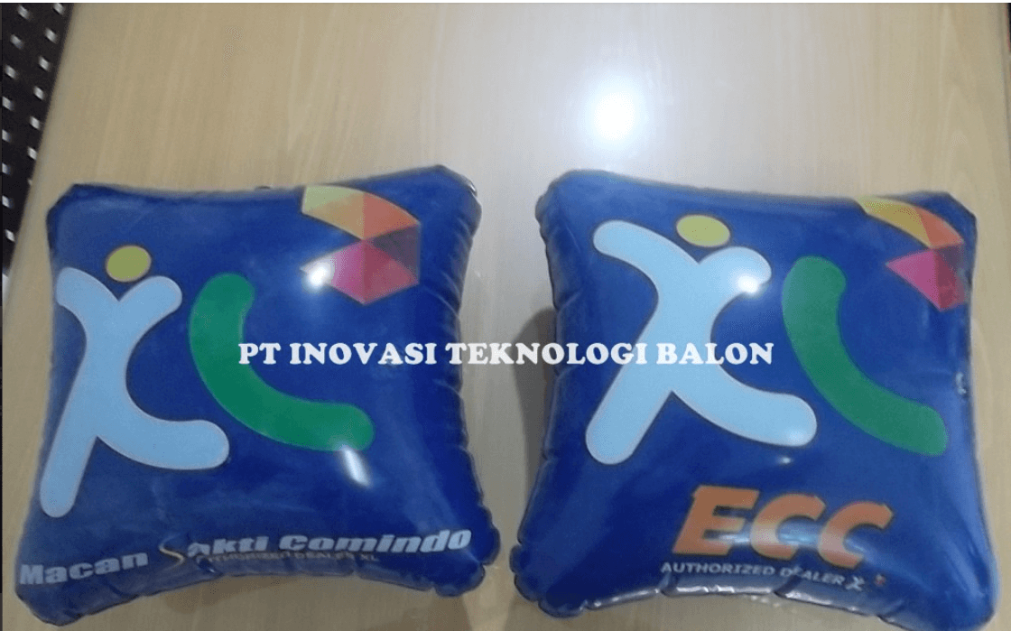 Balon Bentuk Love sebagai Sentuhan Meja Utama