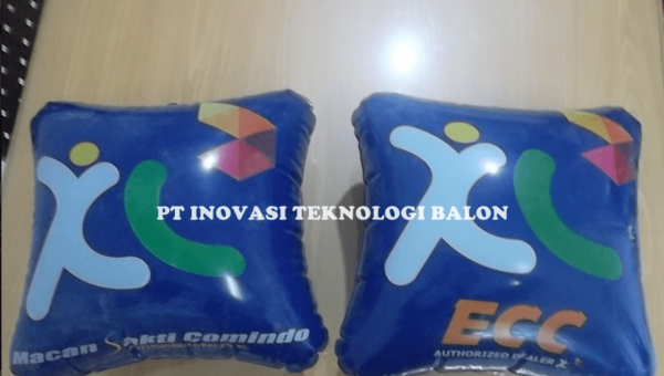 Balon Bentuk Love sebagai Sentuhan Meja Utama